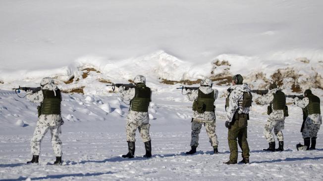 Una brigada de militares entrena en la región de Taipalsaari, Finlandia, cerca de la frontera rusa.