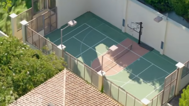 Dentro de la propiedad hay una cancha de tenis.