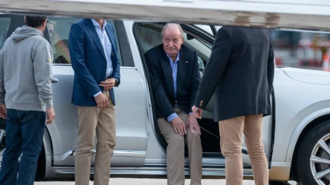 El rey Juan Carlos I aterriza en España.