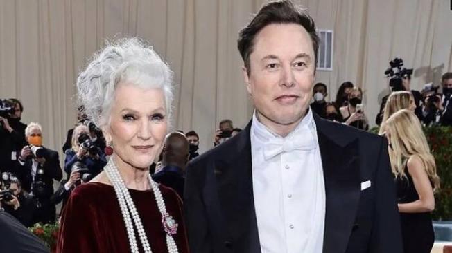 Elon Musk y su mamá Maye Musk en la alfombra roja de la Met Gala.