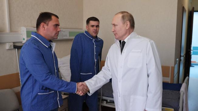 El presidente ruso, Vladimir Putin, visitó por primera vez un hospital de heridos de guerra en Moscú