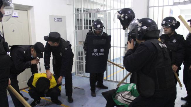 Abusos contra los uigures en el Centro de Detención del Condado de Tekes, en Xinjiang (China).