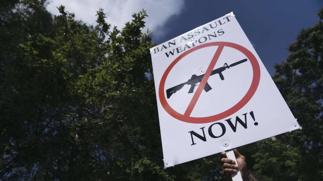 Al contrario, cientos de personas protestaron ayer para pedir una mayor regulación para las armas en EE. UU.
