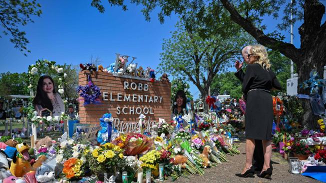 Joe y Jill Biden en los memoriales a los menores asesinados en Uvalde, Texas.