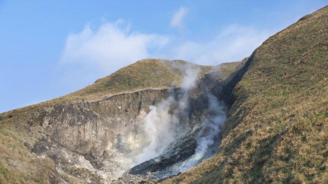 En la distancia se logran ver las "fumarolas", que vienen siendo los gases que salen por medio de las fisueas en terrenos volcánicos.