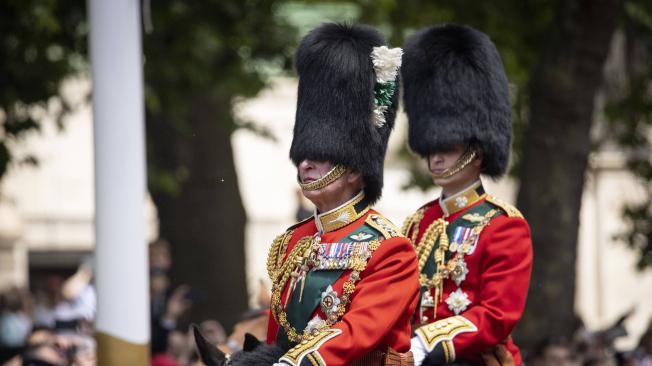 El príncipe Carlos (izquierda) y el príncipe Guillermo de Cambridge montaron a caballo en las celebraciones del jubileo de platino de la reina Isabel II en Londres. 2 de junio de 2022.