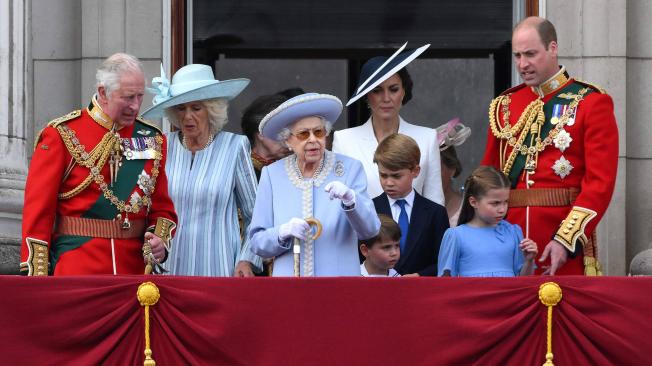 La reina Isabel II (centro) en el balcón del Palacio de Buckingham junto con parte de la familia real: príncipe Carlos (izquierda), príncipe Louis, Catalina de Cambridge, príncipe Jorge, princesa Carlota y príncipe Guillermo.