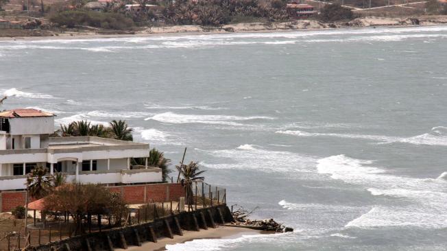 Algunas construcciones en las playas del Atlántico están amenazadas por el mar.