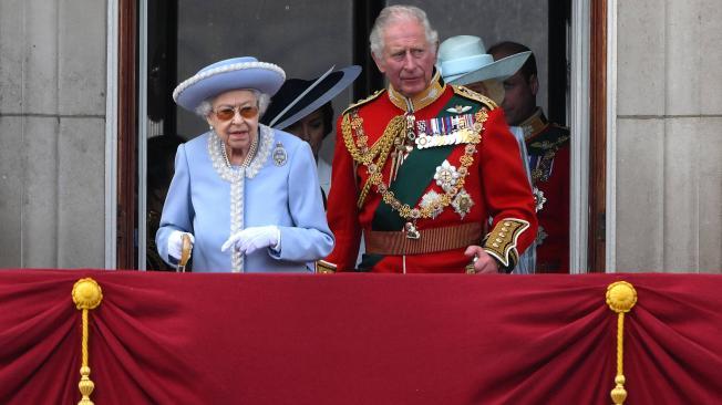 La Reina Isabel II de Gran Bretaña y el Príncipe Carlos, Príncipe de Gales de Gran Bretaña se paran en el balcón para ver un vuelo especial desde el balcón del Palacio de Buckingham después del Desfile del Cumpleaños de la Reina, el Trooping the Colour, como parte de las celebraciones del jubileo de platino de la Reina Isabel II, en Londres el junio El jueves, 2 de febrero de 2022. Enormes multitudes convergieron en el centro de Londres bajo un sol brillante el jueves para el comienzo de cuatro días de eventos públicos para conmemorar el histórico Jubileo de Platino de la Reina Isabel II, en lo que podría ser el último gran evento público de su largo reinado.