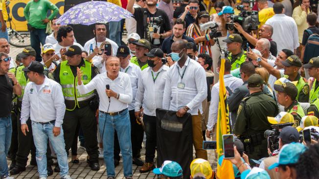Rodolfo Hernández visitó el Gran Malecón de Barranquilla en el marco de su campaña presidencial para la segunda vuelta, la cual será este 19 de junio del año en curso. Su esposa Socorro Oliveros lo acompañó.