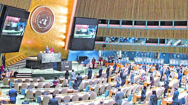 En septiembre de 2015, durante el gobierno de Juan Manuel Santos, la Asamblea General de la ONU acogió la propuesta que Colombia hizo de implementar los Objetivos de Desarrollo Sostenible. En la foto, sus integrantes aplauden tras aprobarla unánimemente.