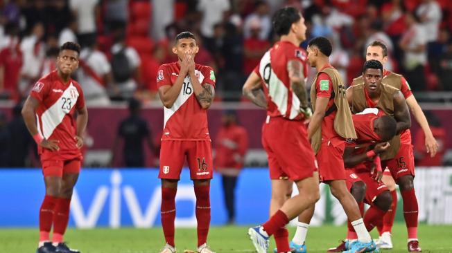 Los jugadores de Perú lamentan su eliminación del Mundial de Catar 2022.