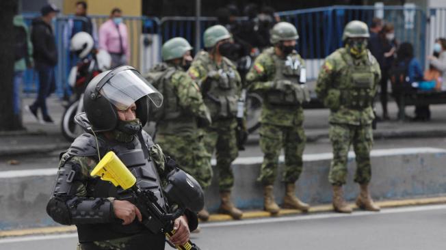 Grupos policiales salen a las calles de Quito para contener las manifestaciones.