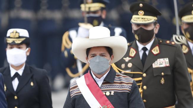 El presidente de Perú, Pedro Castillo (c), en un desfile militar por las Fiestas Patrias en el Cuartel General del Ejército, en Lima (Perú).