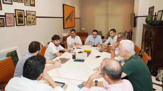 El alcalde Jaime Pumarejo (centro) trabajó con los gremios económicos de Barranquilla  en una propuesta para rescatar las obras en el río Magdalena.