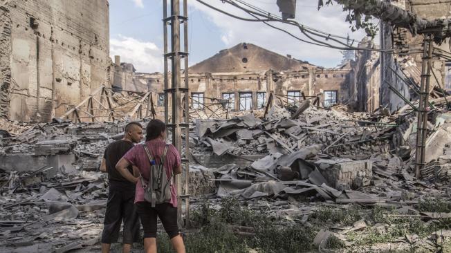 Los lugareños observan los edificios destruidos en Lysychansk tras los intensos combates en la zona de Luhansk, Ucrania.