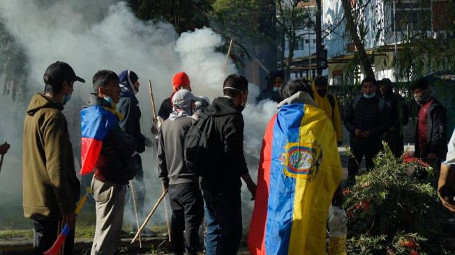 Policía dispersa manifestantes en Ecuador con gas lacrimógeno.