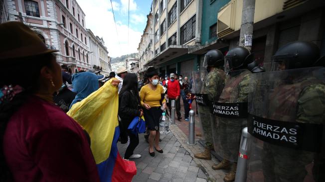Manifestantes contra el gobierno de Lasso en Quito, Ecuador.