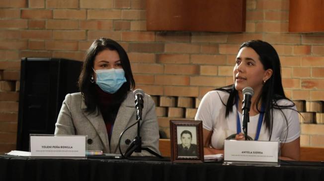 Yoleni Peña (izq.) y Anyela Sierra (der.) hablan en nombre de las familias de las víctimas de secuestro durante la audiencia de reconocimiento de ex-Farc en la JEP.