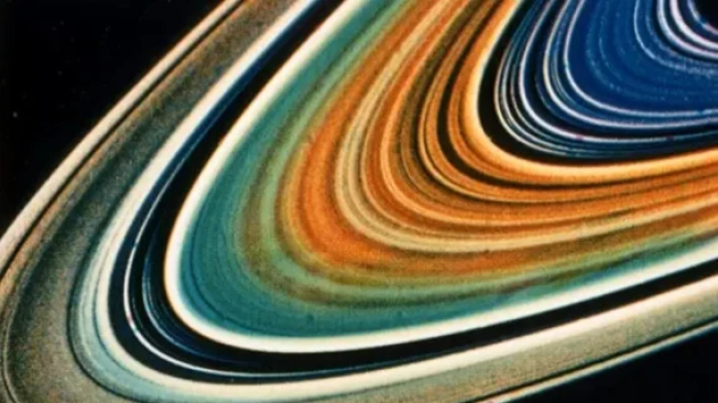 El 23 de agosto, la sonda capturó los anillos de color de Saturno de 1981.Foto: NASA vía INSIDER