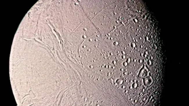 Una imagen detallada de las lunas de Saturno.