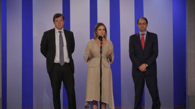 Víctor Muñoz, director del Departamento Administrativo de Presidencia de la República; María Paula Correa, jefe de gabinete y el ministro de Hacienda, José Manuel Restrepo.