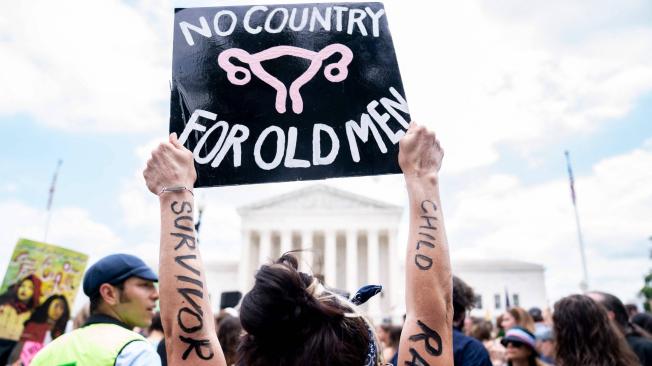Mujeres a favor del aborto protestan tras el fallo de la Corte Suprema de EE. UU
