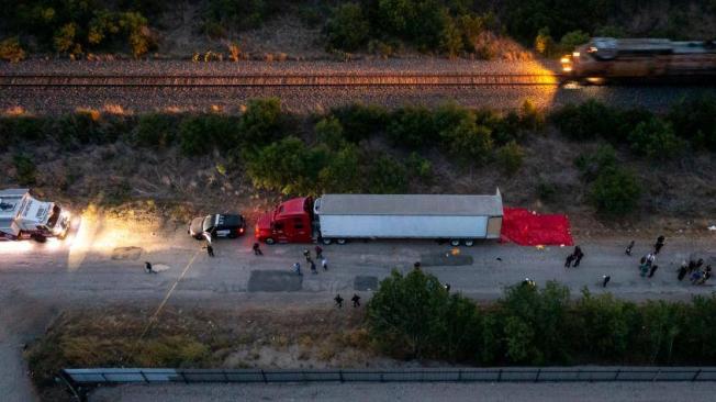 Más de 50 cuerpos fueron encontrados en el camión.