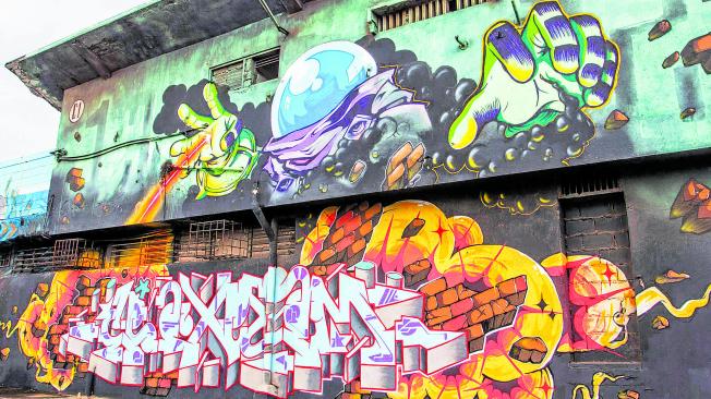 ‘Ceam Ceas' es uno de los artistas barranquilleros que a través de su arte intenta educar al espectador. El mural queda ubicado en el Malecón de Barranquilla