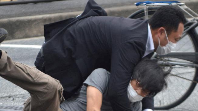 El momento en el que capturan al presunto asesino del exprimer ministro de Japón, Shinzo Abe.
