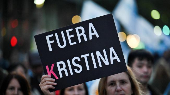 Opositores del gobierno argentino protestan.