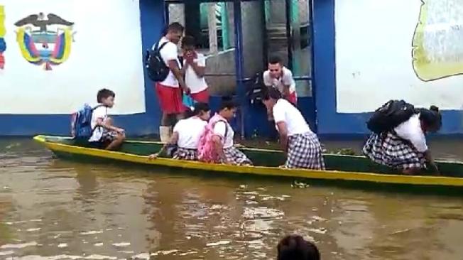 En algunos pueblos de La Mojana sucreña los estudiantes deben utlizar canoas para llegar al colegio