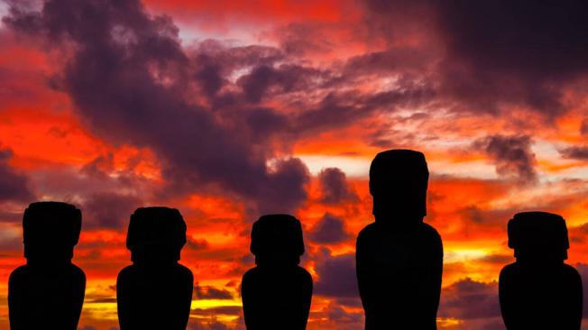 Ahu Tongariki es uno de los puntos arqueológicos más importantes de la Isla de Pascua, en Chile. Los moáis en contraste con los colores del amanecer son un espectáculo imperdible.