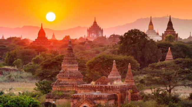 La ciudad de Bagan, en Birmania, es famosa por sus numerosos templos y estupas. Lo ideal para disfrutar del amanecer es subir a una pagoda, como la Buledi paya, para apreciar como el sol ilumina estas llanuras declaradas Patrimonio de la Humanidad.