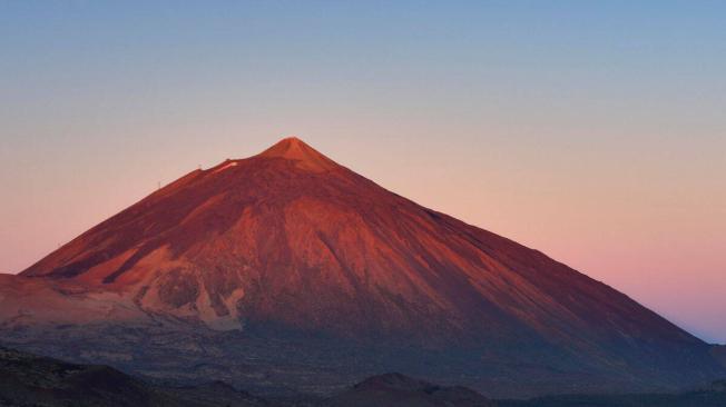 El Parque Nacional del Teide, en Tenerife, España, cuenta con varios miradores desde los que se puede apreciar el inicio del día sobre el volcán.