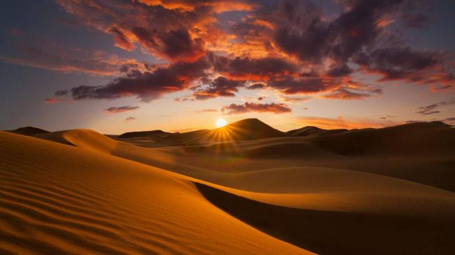 Como parte de la experiencia de conocer el Desierto del Sáhara, los visitantes pueden reservar una noche para poder ver, de primera mano, como el sol asciende sobre las inhóspitas dunas.