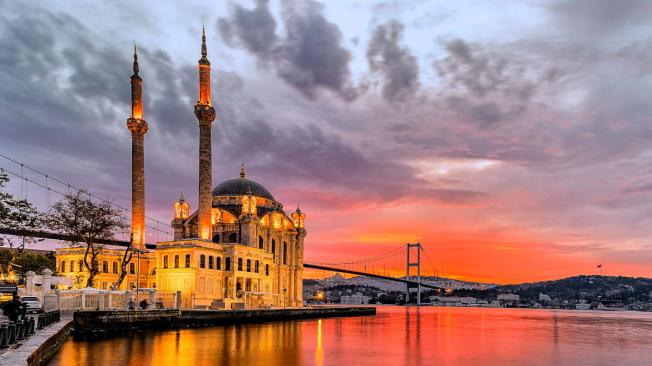 El Cuerno de Oro es la entrada del estrecho del Bósforo y por su importancia histórica es el punto de confluencia de mezquitas y otros edificios importantes.