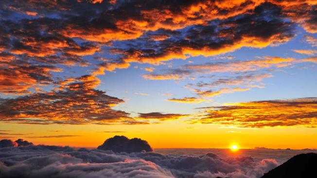 El amanecer en el parque nacional de Haleakala, en Hawai, se ha convertido en un plan obligatorio cuando se visita la isla. A más de 3000 metros de altura podrá ver como se levanta el sol sobre el paisaje volcánico