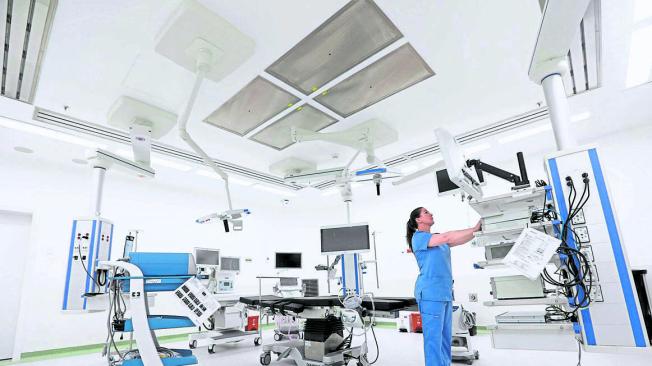 La imagen muestra una de las salas de cirugía que tiene el centro donado por el empresario.