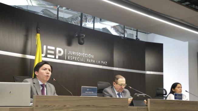 Magistrados Óscar Parra, Eduardo Cifuentes y Belkis Izquiero anuncian la imputación por el subcaso Casanare.