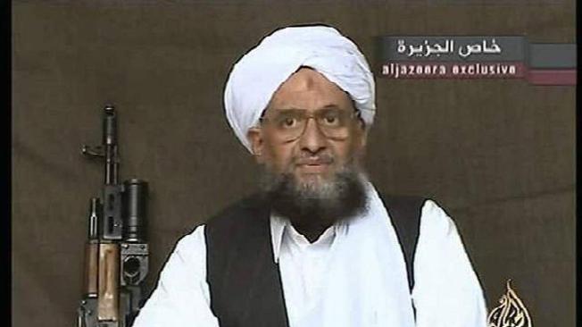 Fotografía de archivo del 9 de septiembre de 2004 que muestra una captura a una cinta de vídeo en la que aparece Ayman al-Zawahiri