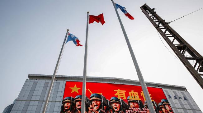 Valla de propaganda militar en China.
