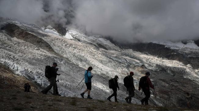 Los guías que suelen llevar a miles de aficionados a los picos más altos de Europa cada año han decidido dejar de utilizar ciertas rutas para subir al Mont Blanc.