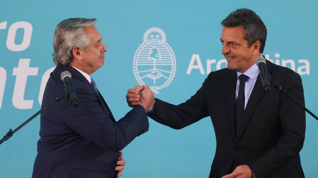 El presidente de Argentina, Alberto Fernández (izq.), felicita a Sergio Massa luego de la toma de juramento como nuevo ministro de Economía.