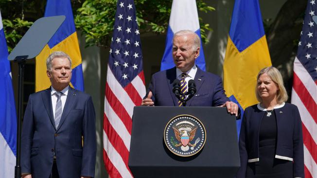 Joe Biden, en su encuentro con la primera ministra de Finlandia, Magdalena Andersson, y el presidente de Suecia, Sauli Niinistö.