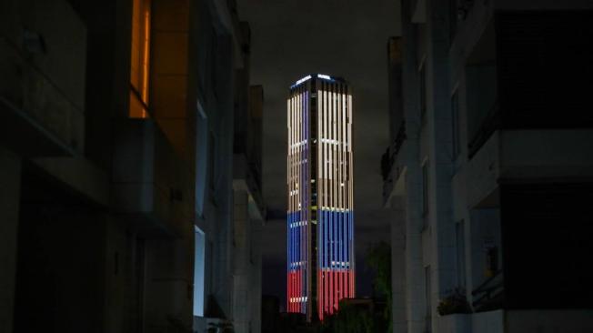 Torre Colpatria se viste con la bandera de Colombia.