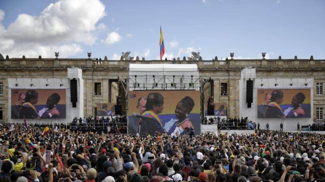 El presidente y la vicepresidenta de Colombia, Gustavo Petro y Francia Márquez, compartieron un abrazo luego de tomar juramento.
