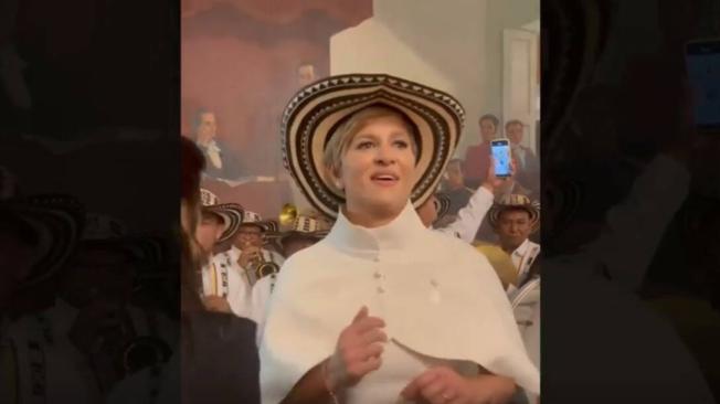 La primera dama bailando en la Casa de Nariño y llevando puesto un sombrero vueltiao.