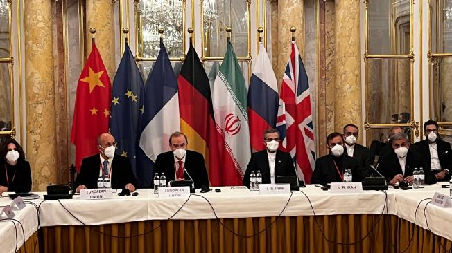 Representantes de Irán y la Unión Europea en una reunión de la comisión conjunta sobre las negociaciones destinadas a reactivar el acuerdo nuclear de Irán.
