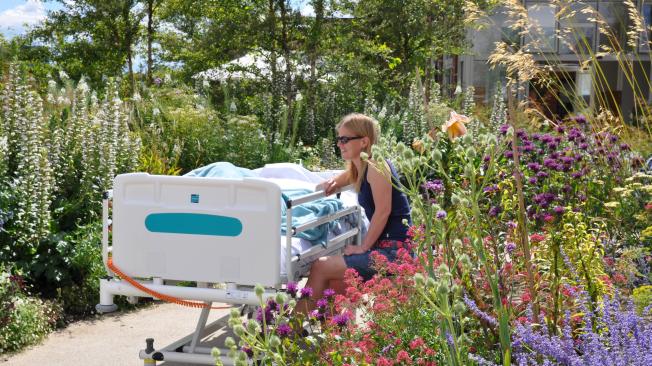 Un paciente en los jardines que Horatio’s Garden ha creado en el Hospital de Salisbury, Inglaterra.